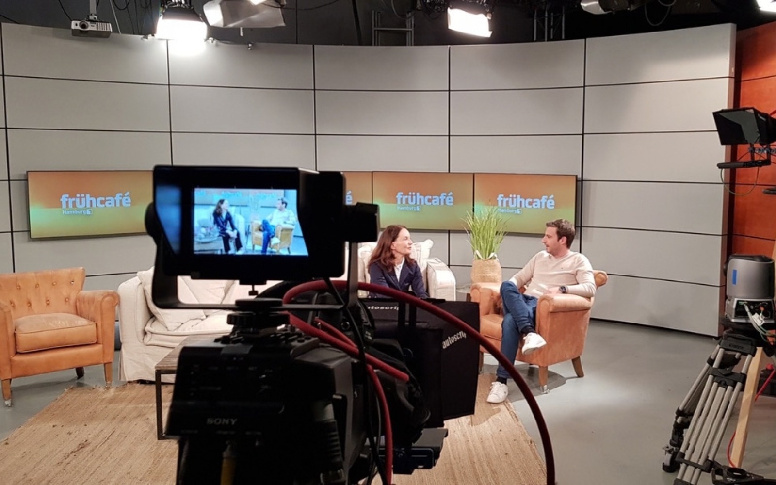 Charisma-Faktor vor der Kamera Martina Schuster im Fernsehstudio während eines Interviews